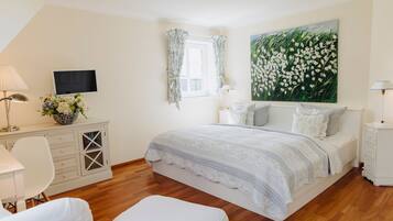 4 bedrooms, in-room safe, desk, iron/ironing board