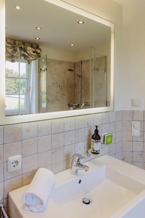 Dusche, kostenlose Toilettenartikel, Haartrockner, Seife