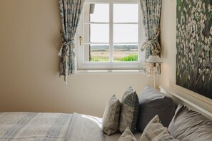 4 bedrooms, in-room safe, desk, iron/ironing board