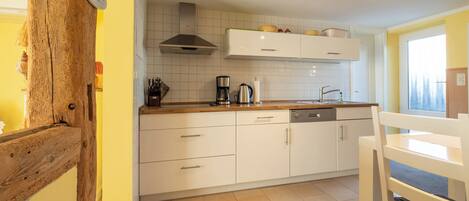 冷蔵庫、オーブン、コンロ、食器洗い機