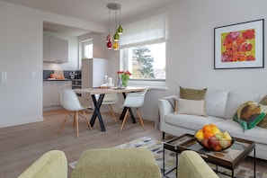 Un apartamento moderno con comedor, cocina y sala de estar.