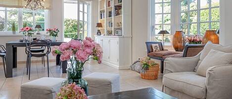 Fernseher, Kamin, DVD-Player, Stereoanlage