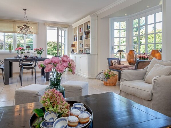 TV, fireplace, DVD player, stereo - Haus Traumzeit - Our vacation home Traumzeit is comfortable and modern (Wenningstedt-Braderup (Sylt))