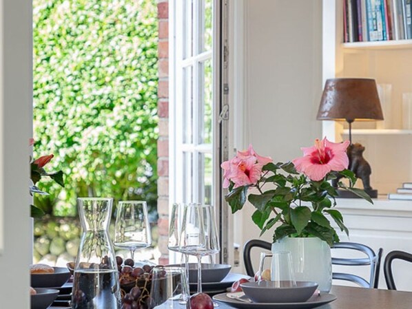 Unclassified image, 1 of 47, button