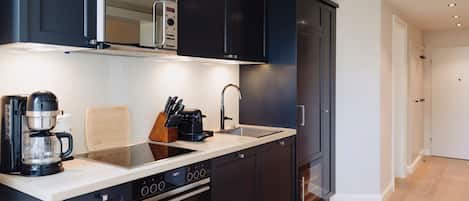 Réfrigérateur, four à micro-ondes, un four, surface de cuisson
