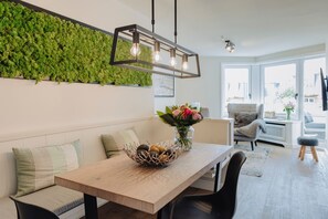 Unclassified image, 4 of 28, button