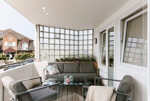 Unclassified image, 2 of 28, button