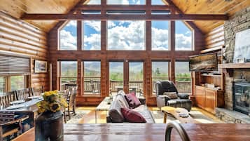 Een televisie en een open haard