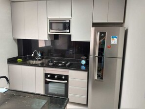 Jääkaappi, mikroaaltouuni, liesi, kahvin-/teenkeitin