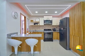 Refrigerador, microondas, horno y parrilla de estufa