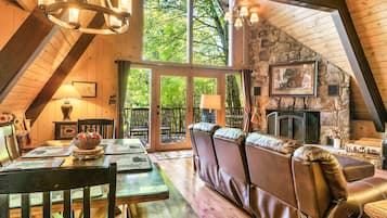 Een smart-tv, een open haard, Netflix en tafelvoetbal