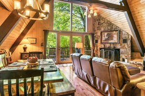 Een smart-tv, een open haard, Netflix en tafelvoetbal