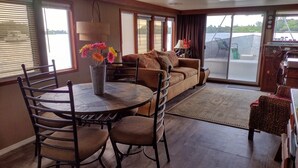 Living area - Lazy Parrot (Nokomis)