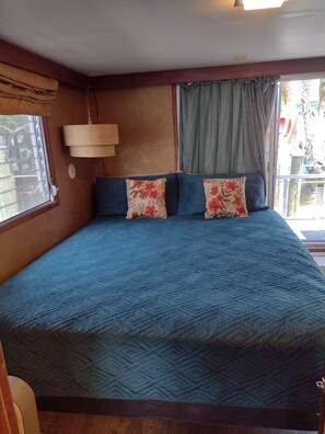 Room - Lazy Parrot (Nokomis)