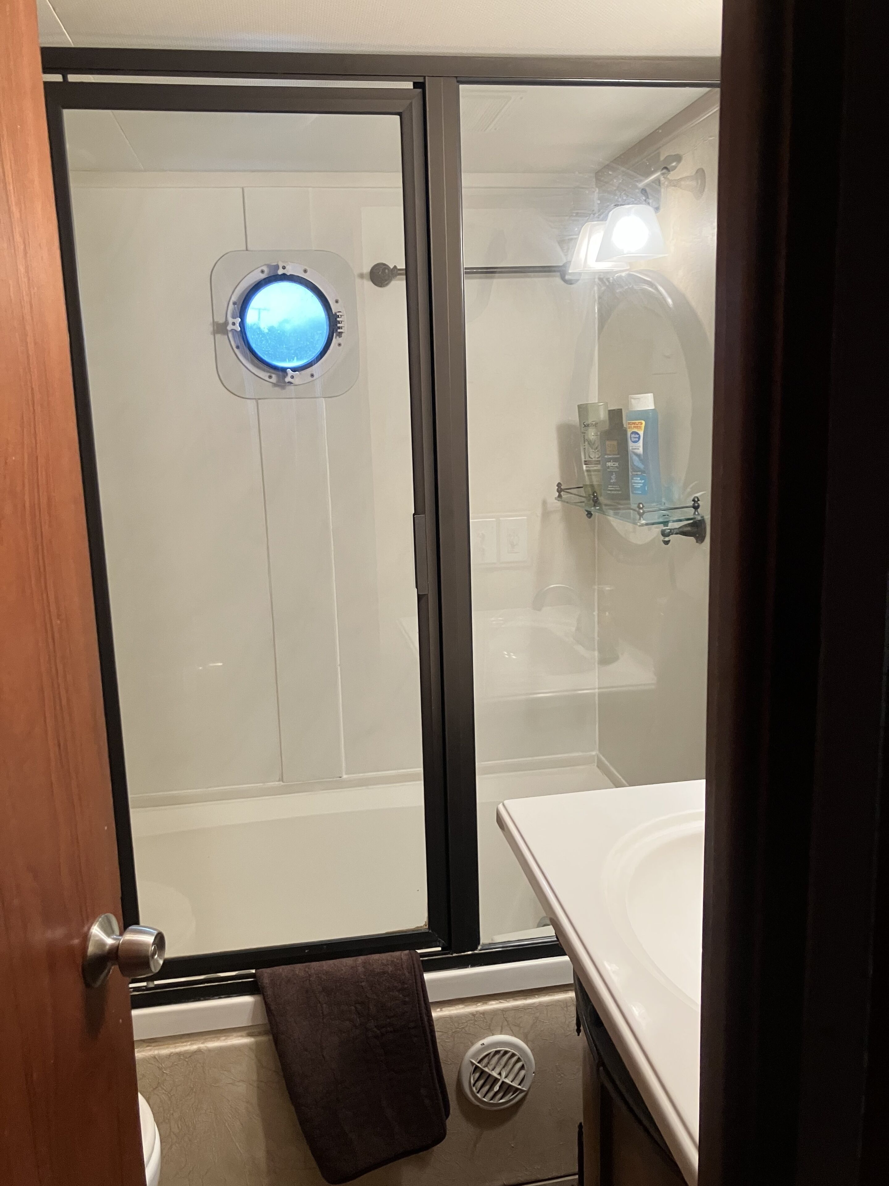 Combined shower/bathtub, rainfall showerhead, free toiletries