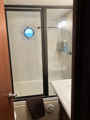 Combined shower/bathtub, rainfall showerhead, free toiletries - Lazy Parrot (Nokomis)