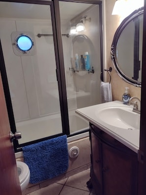Bathroom - Lazy Parrot (Nokomis)