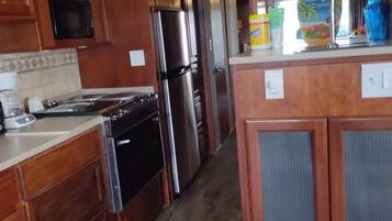 Premium House | Private kitchen | Full-size fridge, microwave, oven, stovetop