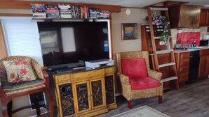 Living area - Lazy Parrot (Nokomis)