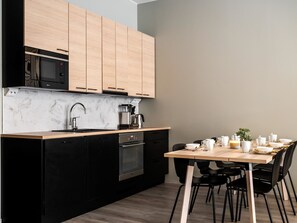 Réfrigérateur, four à micro-ondes, lave-vaisselle, chaise haute