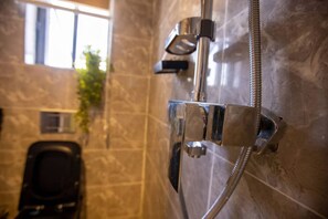 Suihkun ja ammeen yhdistelmä, ympäristöystävälliset hygieniatuotteet