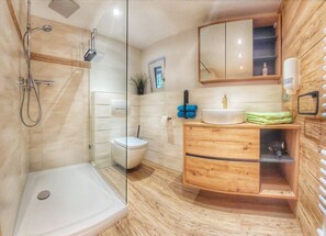 Shower, hair dryer, towels - Ferienwohnung Bergblick für 3 Personen 60qm Dusche/WC Balkon W-LAN TV (Ramsau bei Berchtesgaden)