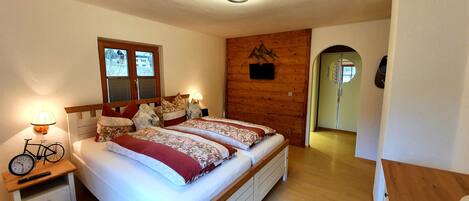 1 bedroom, bed sheets