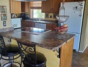 Køleskab, mikrobølgeovn, ovn, kogeplade