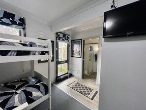 1 chambre, bureau, fer et planche à repasser, Wi-Fi gratuit