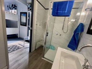 Regadera, amenidades de baño ecológicas, secadora de cabello, toallas 