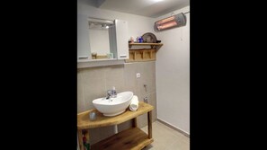 Douche, sĂšche-cheveux, serviettes fournies
