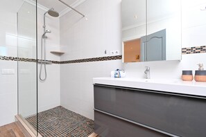 Shower, bidet, towels