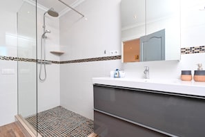 Regadera, bidet, toallas 