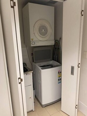 Interior - Spacious 1 bdm apt w/ pool, gym & internal parking (Ultimo)