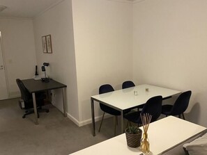 Dining - Spacious 1 bdm apt w/ pool, gym & internal parking (Ultimo)