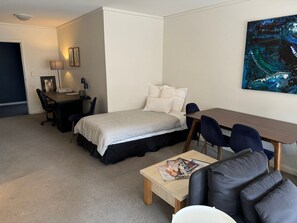 1 habitación, tabla de planchar con plancha, wifi gratis y ropa de cama 