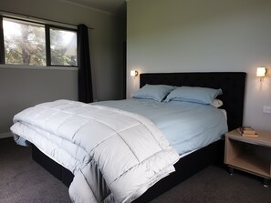 5 bedrooms, iron/ironing board, free WiFi, bed sheets