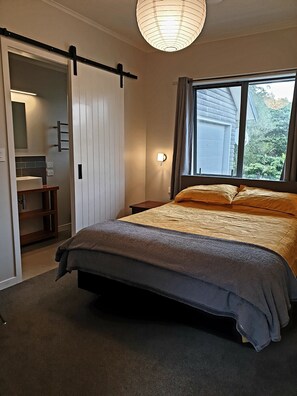 5 bedrooms, iron/ironing board, free WiFi, bed sheets - Spacious, peaceful hilltop coastal home - Ngunguru, Tutukaka Coast (Ngunguru)