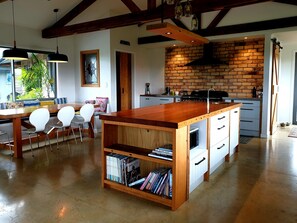 Fridge, microwave, oven, stovetop - Spacious, peaceful hilltop coastal home - Ngunguru, Tutukaka Coast (Ngunguru)