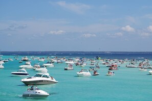 Marina - Gulf Views & Steps to the Beach! Great Location ~ 2 Pools/Hot Tubs, 2 Master Bedrooms, Islander 203 (Destin)