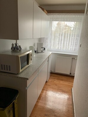 Réfrigérateur, micro-ondes, four