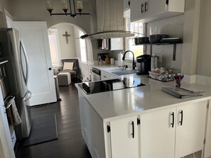 Refrigerador, microondas, horno y parrilla de estufa