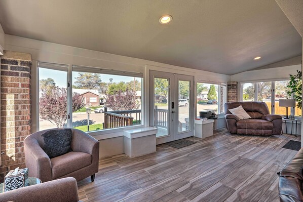 Smart TV, libros y impresora