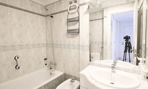 Bathtub, towels