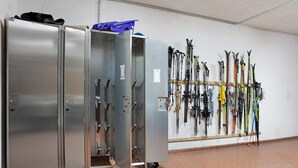 A ski storage area with lockers and skis. - Apartment 'Baita Franz Mansarda 1' with Mountain View, Garden and Wi-Fi (Livigno)