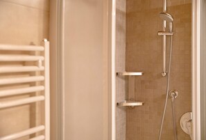 Dusche, kostenlose Toilettenartikel, Haartrockner, HandtĂŒcher
