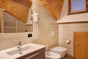 Een douche, gratis toiletartikelen, een haardroger, handdoeken