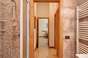 Dusche, kostenlose Toilettenartikel, Haartrockner, Handtücher