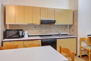 Réfrigérateur, micro-ondes, plaque de cuisson, lave-vaisselle