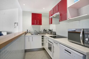 Køleskab, mikrobølgeovn, ovn, kogeplade